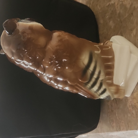 VINTAGE OWL PERCHED ON BOOKS PORCELAIN FIGURINE. - Picture 4 of 10